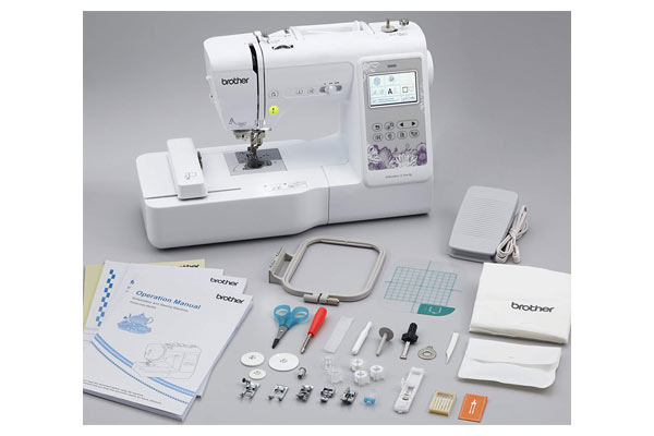 what's inside the box of the SE600 sewing machine