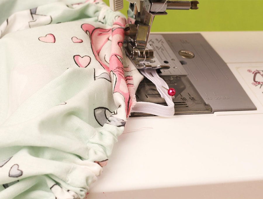 overlap the ends of the elastic to create a fitted cot sheet for baby