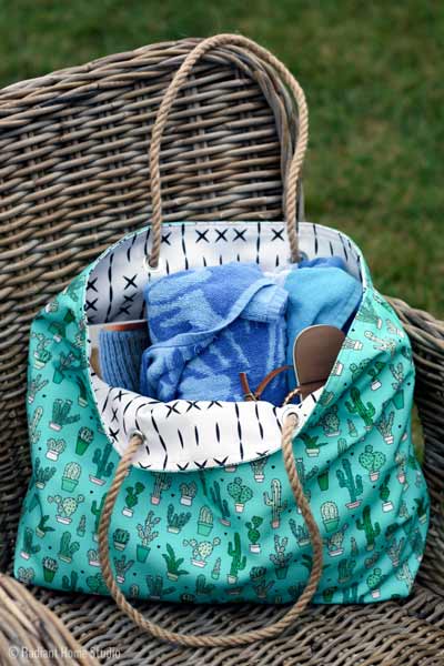 Beach tote with rope handles