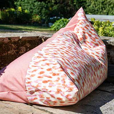 Pyramid bean bag with 2 contrasting fabrics and a zipper