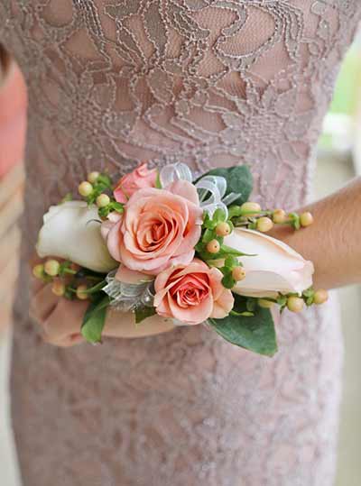 How to make a wrist corsage with an elastic band