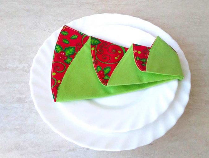 DIY Christmas Tree Napkins Tutorial And FREE Pattern ⋆ Hello Sewing