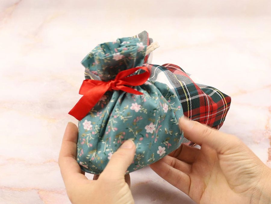 DIY Fabric Gift Bag / How To Make A Cloth Gift Bag ⋆ Hello Sewing