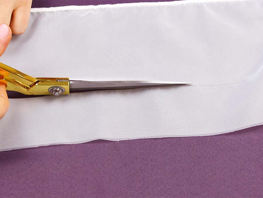 cutting method 1 - cutting fabric with scissors