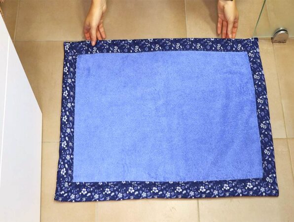 Reversible DIY Bath Mat Out Of (Old) Towels With A Twist ⋆ Hello Sewing