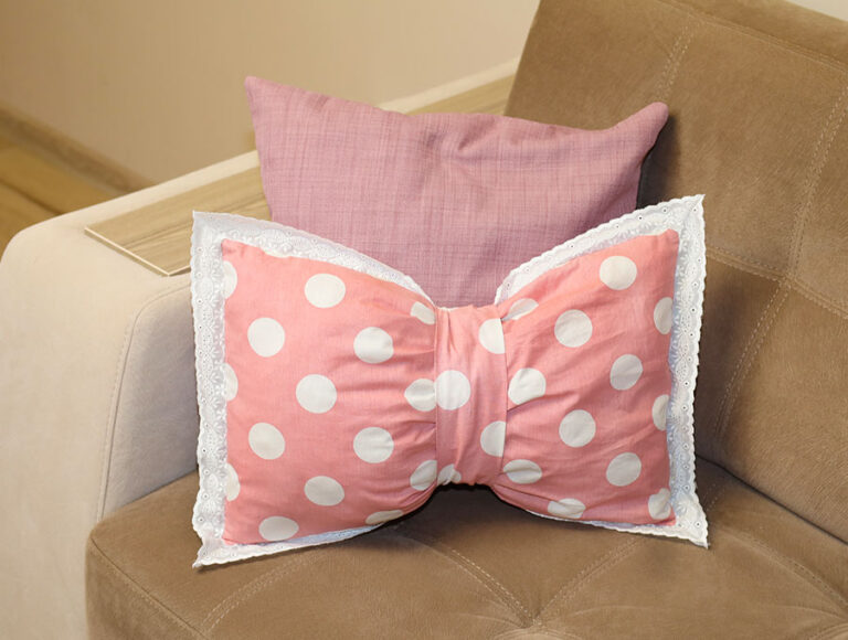 Bow Shape Pillow in Three Sizes [VIDEO + Pattern]