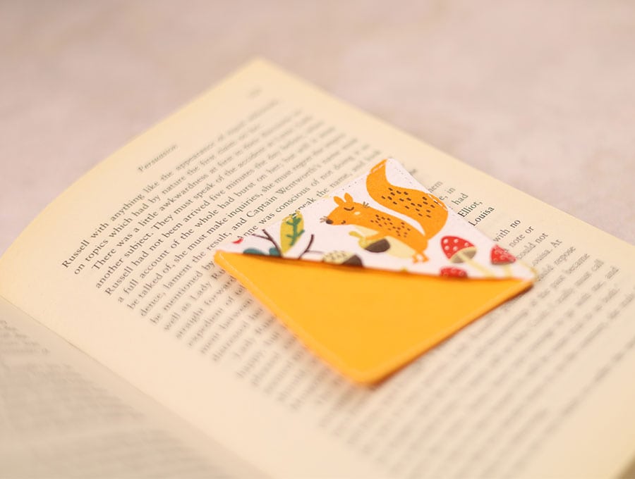 diy-corner-bookmark-how-to-sew-a-corner-bookmark-in-3-minutes-hello