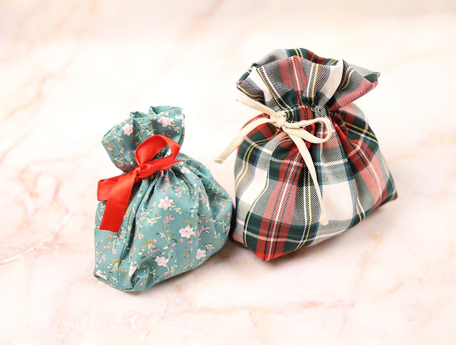 DIY Fabric Gift Bag / How To Make A Cloth Gift Bag ⋆ Hello Sewing