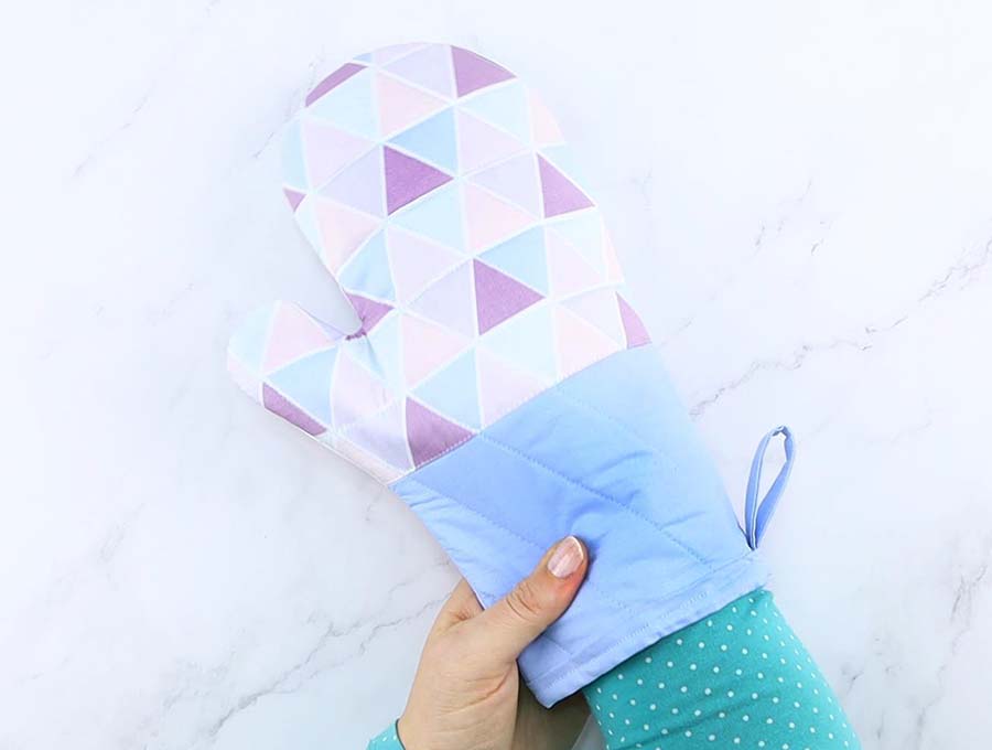 diy quilted oven mitt in use