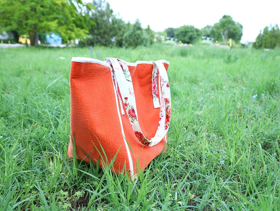 diy picnic bag side view on the grass