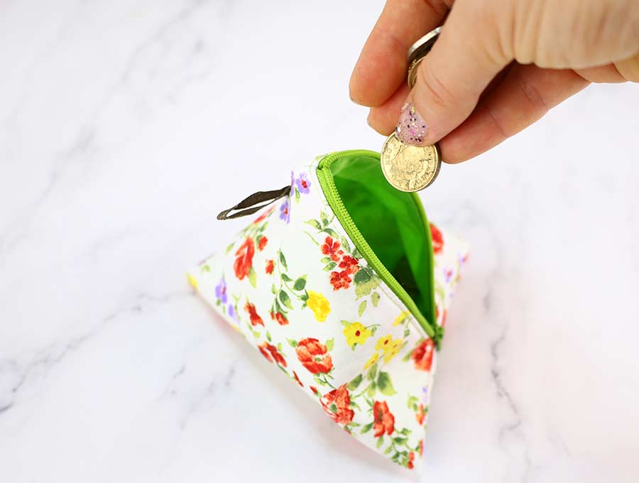 TRIANGLE PATTERN POM POM MINI COIN PURSE