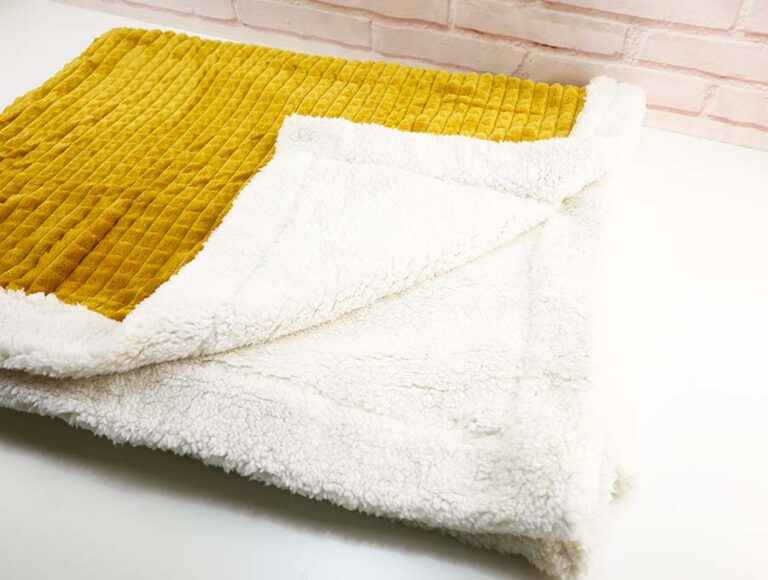 How To Make A SelfBinding Sherpa Fleece Blanket ⋆ Hello Sewing