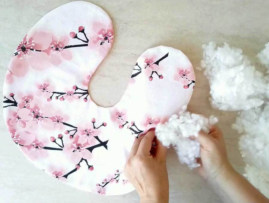 https://hellosewing.com/wp-content/uploads/diy-travel-pillow-stuffing.jpg