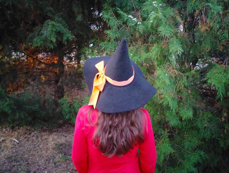 How to make a witches hat with orange ribbon