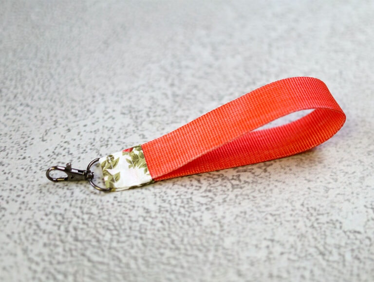 DIY Wristlet Keychain with Lobster Clasp // Easy method