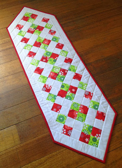 easy christmas table runner pattern and tutorial