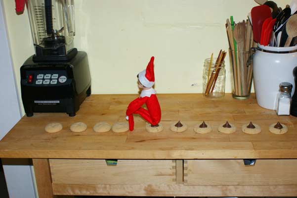 elf leaves treats - free elf on the shelf idea