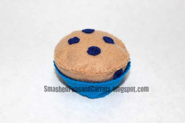 Felt Blueberry Muffin and Liner Tutorial - Smashed Peas & Carrots