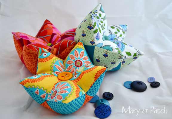 Free Sewing Pattern: Flower Power Wrist Pincushion • I Sew Free  Pin  cushions patterns, Sewing patterns free, Pincushion tutorial