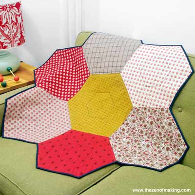 Giant hexie lap quilt– free hexagon quilt pattern for beginners