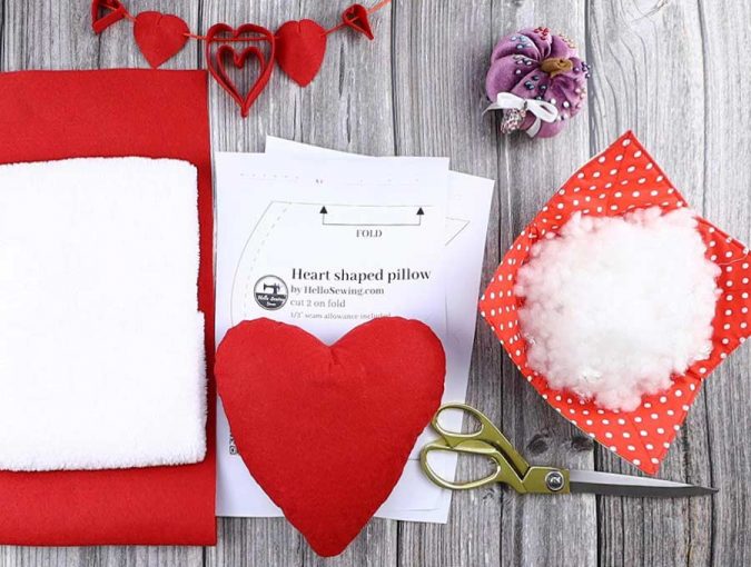 How To Make A Heart Pillow VIDEO And FREE Pattern ⋆ Hello Sewing