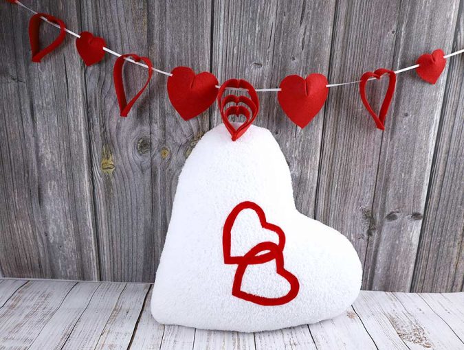 How To Make A Heart Pillow VIDEO And FREE Pattern ⋆ Hello Sewing