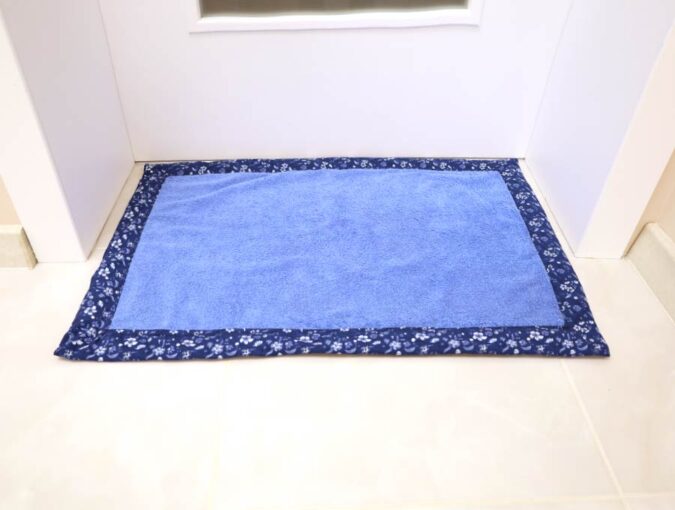 Reversible DIY Bath Mat Out Of (Old) Towels With A Twist ⋆ Hello Sewing
