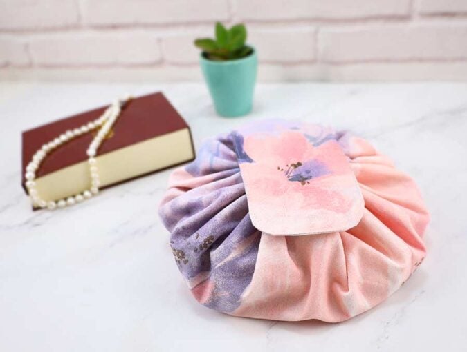 diy-round-drawstring-makeup-bag-video-hello-sewing