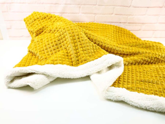 How To Make A SelfBinding Sherpa Fleece Blanket ⋆ Hello Sewing