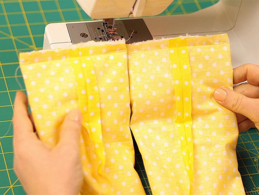 How To Make A Kitchen Towel Scarf (Kitchen Boa) No Pattern Needed ⋆ Hello Sewing