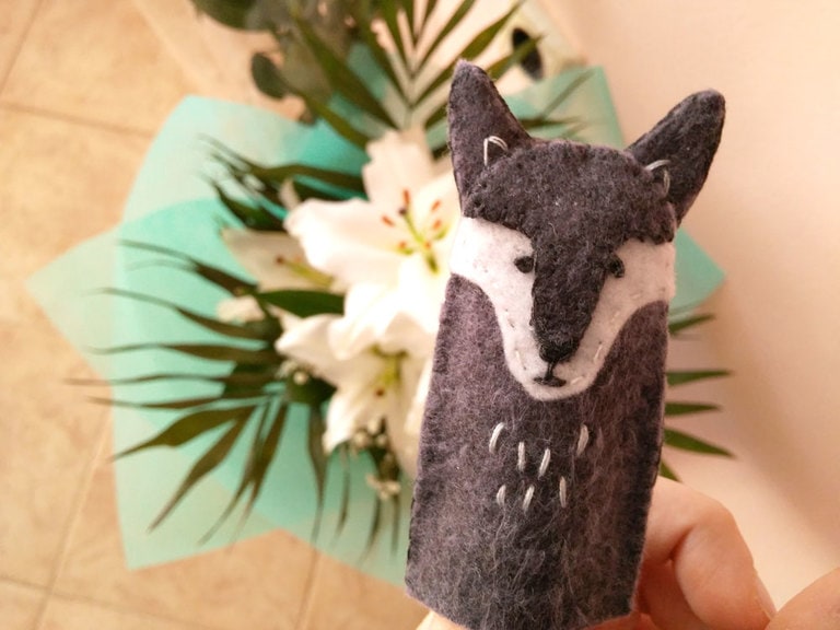 How to Make Felt Finger Puppets {+FREE WOLF pattern}
