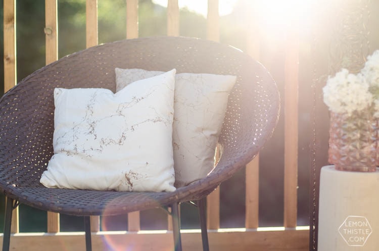 marbelized pillows with spray paint