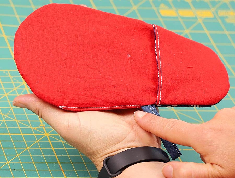 https://hellosewing.com/wp-content/uploads/mini-oven-mitts-stitched-gap.jpg