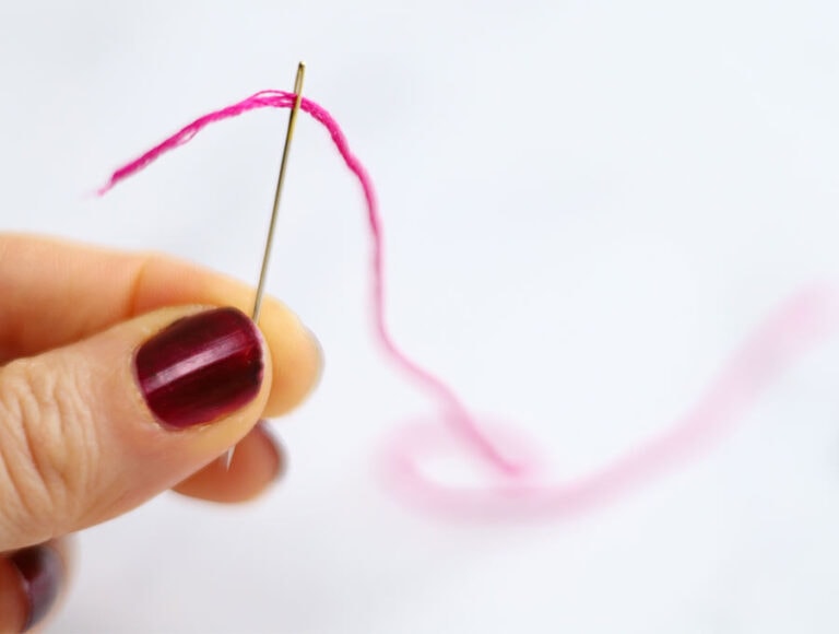 How To Thread A Needle And Tie A Knot ⋆ Hello Sewing