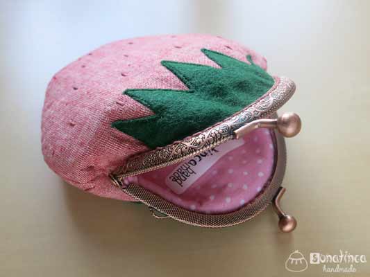 Strawberry clasp coin purse