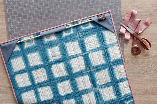 how to turn a quilt into wall hanging