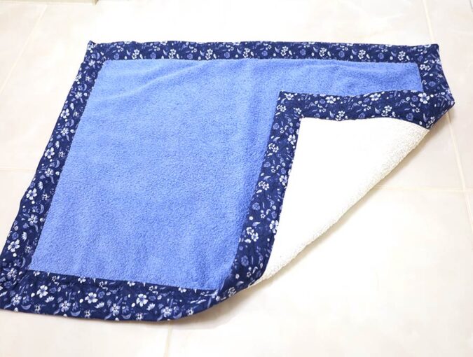 Reversible DIY Bath Mat Out Of (Old) Towels With A Twist ⋆ Hello Sewing