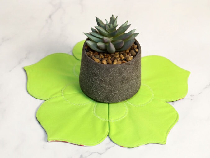 DIY Spring Flower Table Topper Or Placemat [Pattern + VIDEO] ⋆ Hello Sewing