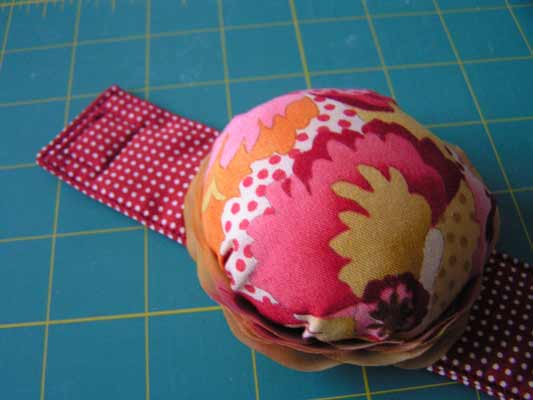 Free Sewing Pattern: Flower Power Wrist Pincushion • I Sew Free  Pin  cushions patterns, Sewing patterns free, Pincushion tutorial