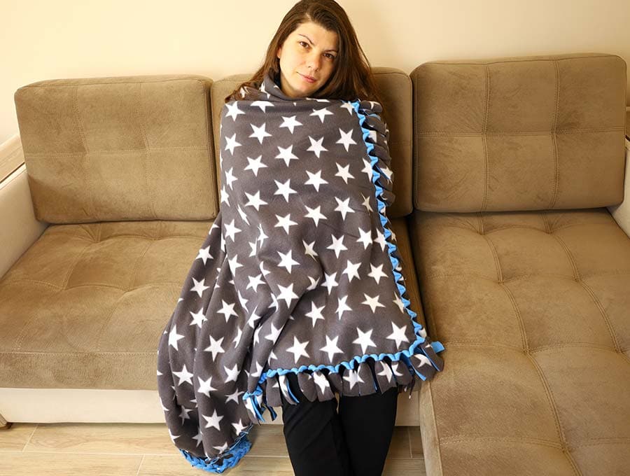 how to make a no sew fleece blanket