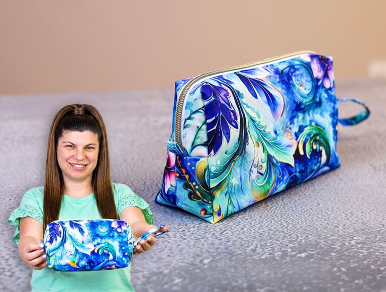 DIY Zipper Wristlet or Cosmetic Bag Pouch // How to sew a Travel Makeup Bag